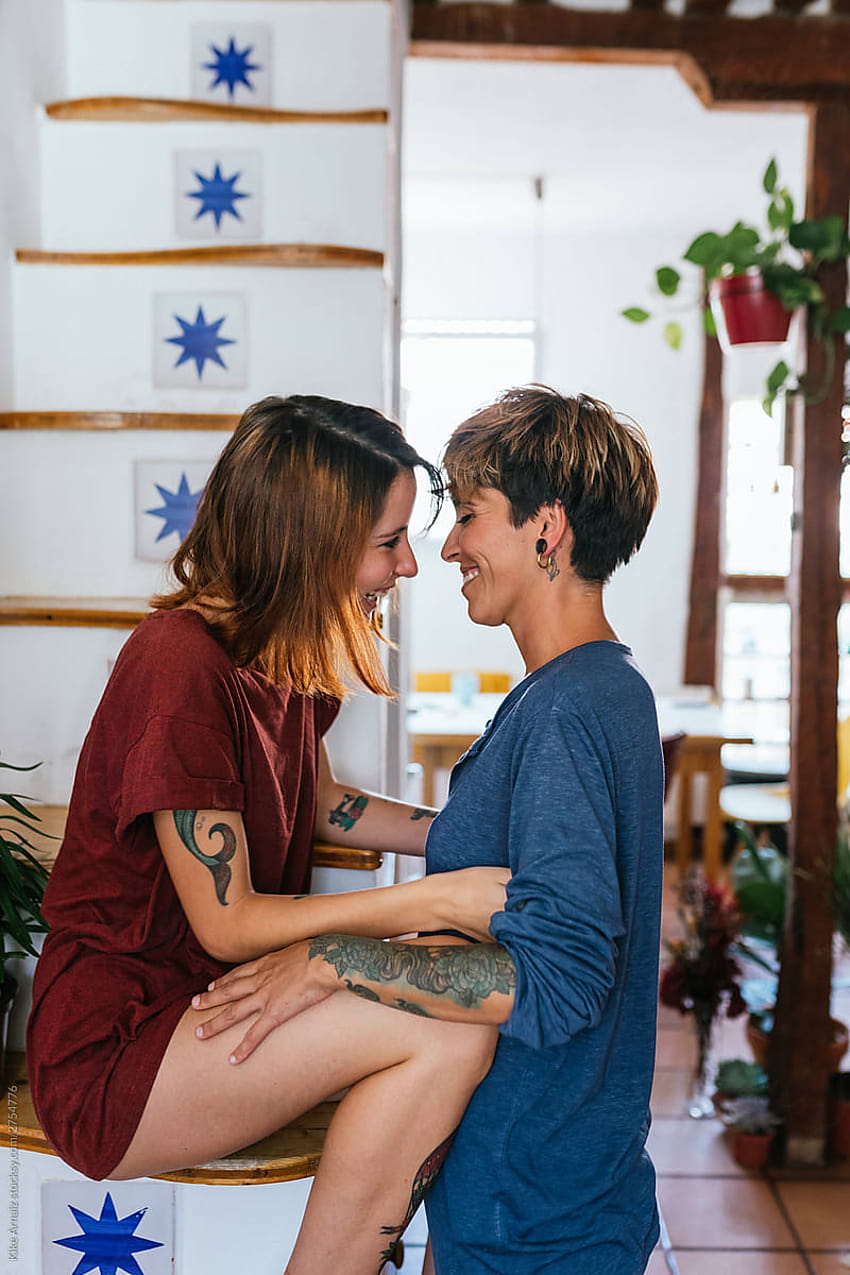 Kike Arnaizによる美しいレズビアンカップルのキス、 HD電話の壁紙