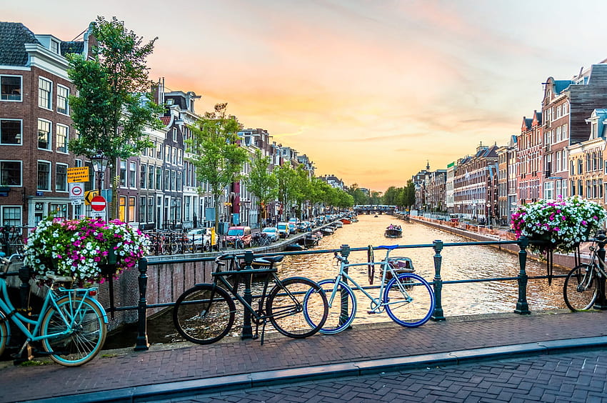 grafía de bicicletas aparcadas en un puente, amsterdam, amsterdam • For You For & Mobile fondo de pantalla