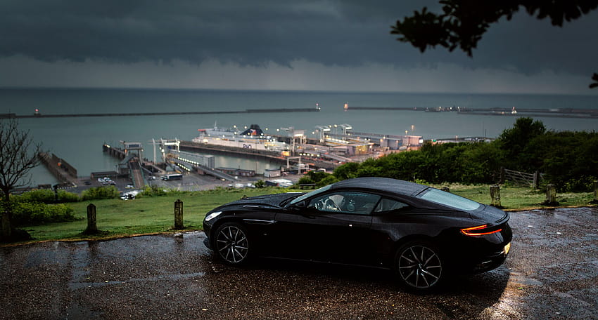 Aston Martin Db11 Дъжд навън сред природата, коли HD тапет