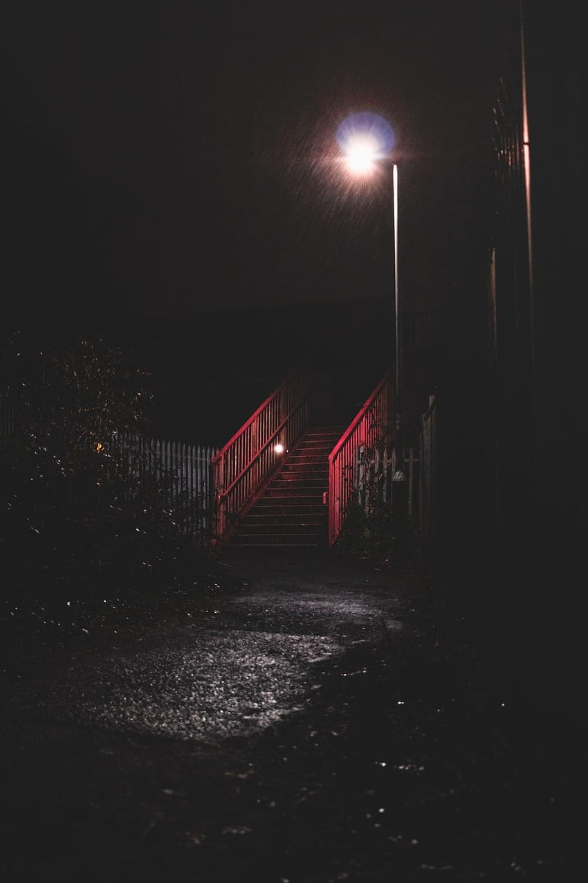 Noche de lluvia, lluvia de noche en la calle fondo de pantalla del teléfono