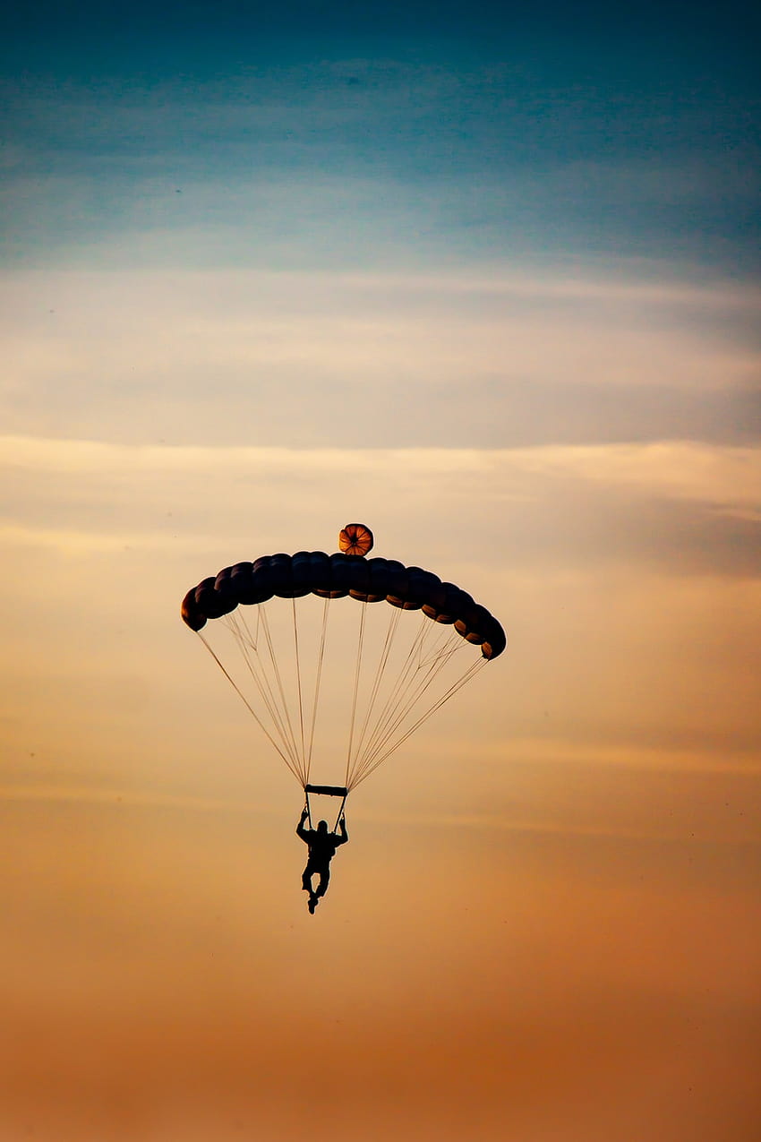 Парашути, скачащи с парашути войници HD тапет за телефон