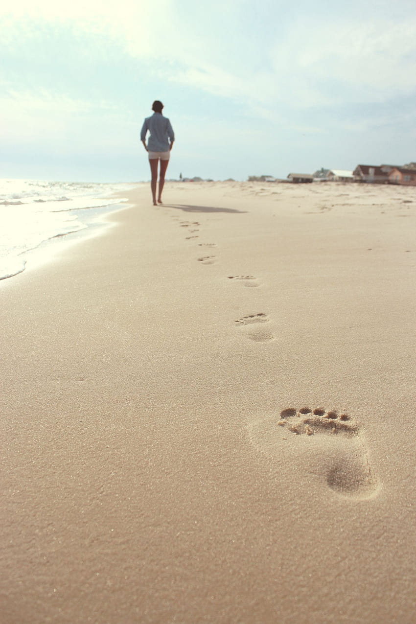 Kobieta Footprints Beach · · .io, ślady stóp na piasku Tapeta na telefon HD