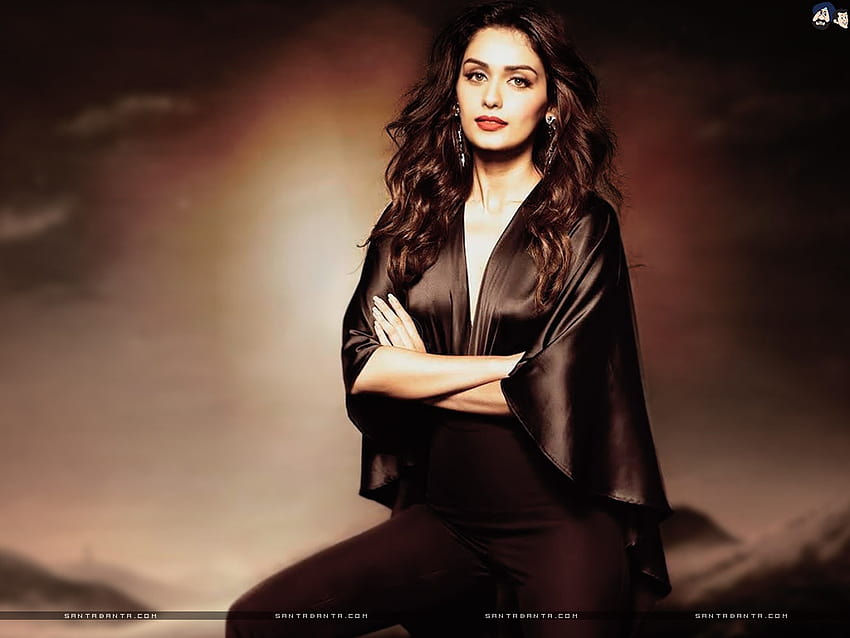 Manushi Chhillar ist atemberaubend in einem seidigen schwarzen Kleid HD-Hintergrundbild