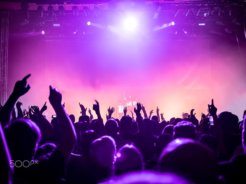 sylwetki tłumu koncertowego – sylwetki tłumu koncertowego przed jasnymi światłami scenicznymi, światłami koncertowymi Tapeta HD