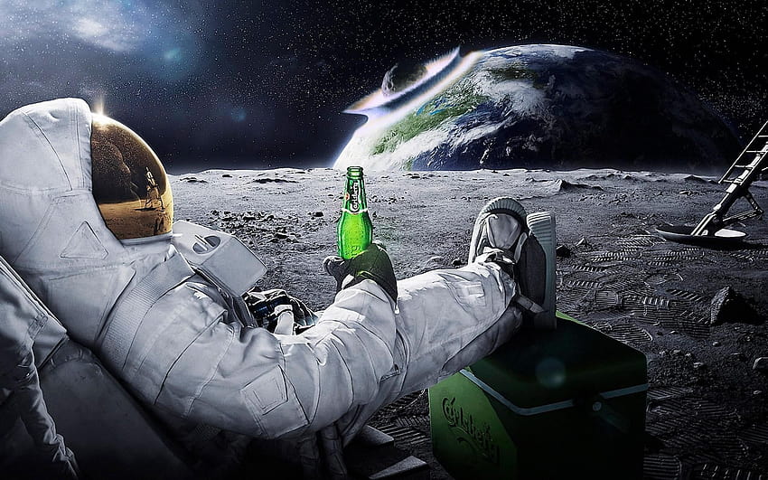 астронавт, който пие бира на луната, докато гледа как земята се разрушава HD тапет