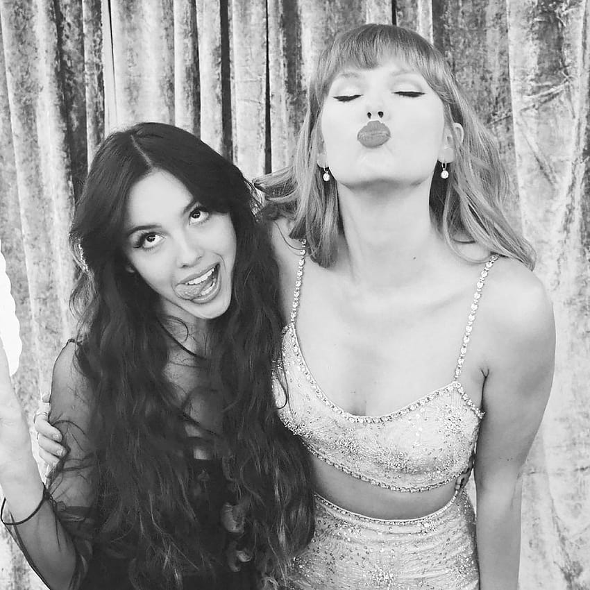 Olivia Rodrigo incontra il suo eroe Taylor Swift ai Brit Awards 2021 Sfondo del telefono HD