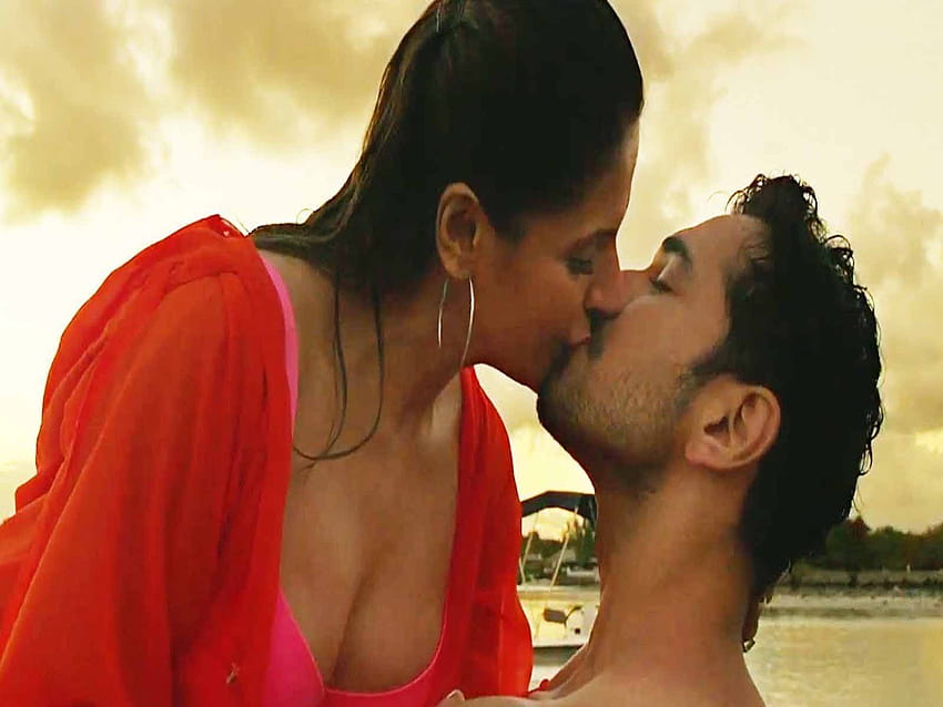 Pocałunek w usta Zareen Khan w Aksar 2 Hot Leaked Tapeta HD