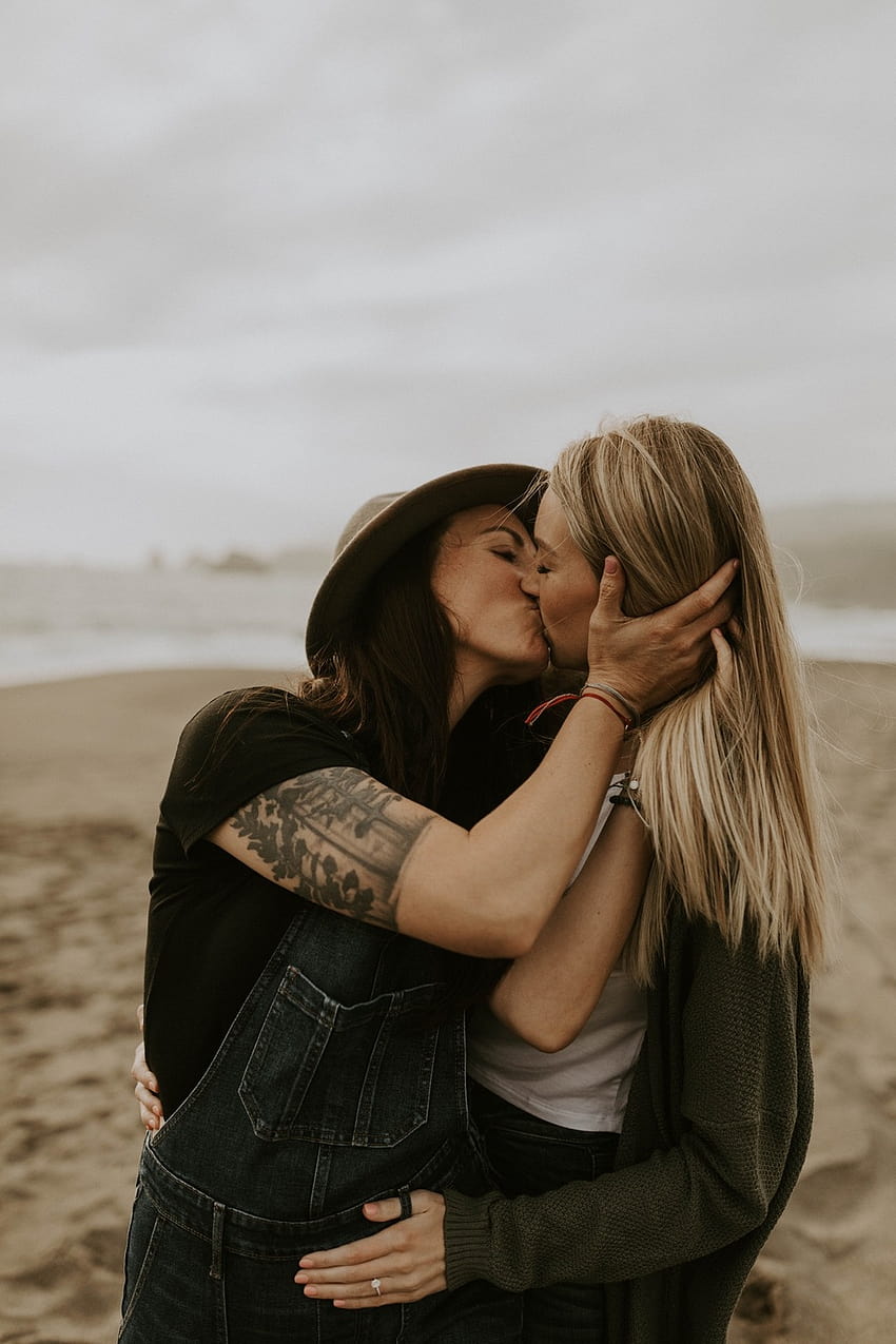 Zaręczyny w Kalifornii, pocałunek pary lesbijek Tapeta na telefon HD