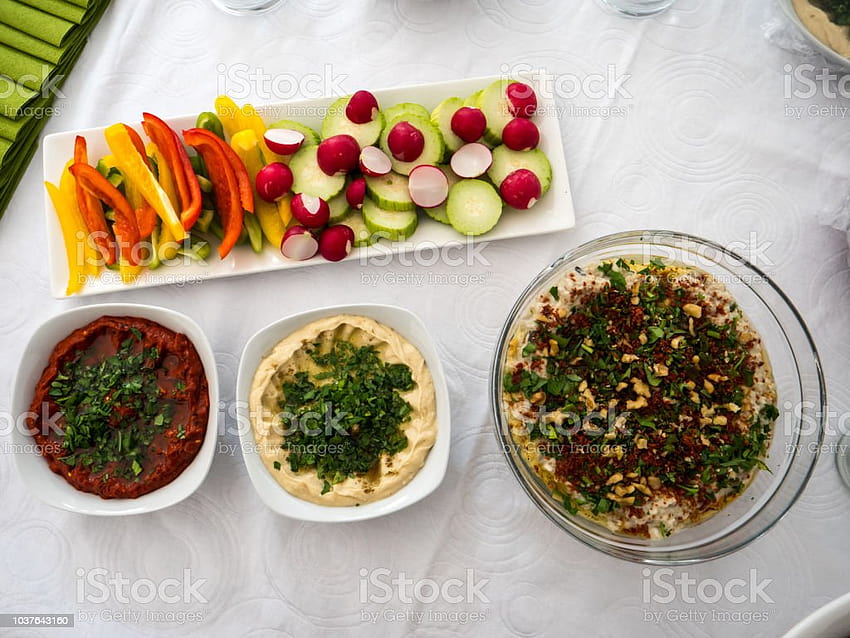 Una mezcla de comida árabe junto con caldo de verduras fondo de pantalla
