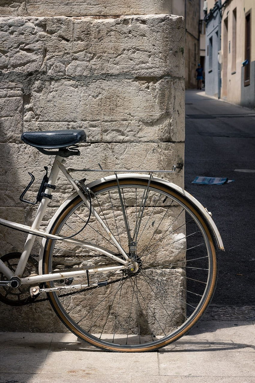 bicicleta urbana branca e cinza – Roda, bicicleta acorrentada Papel de parede de celular HD