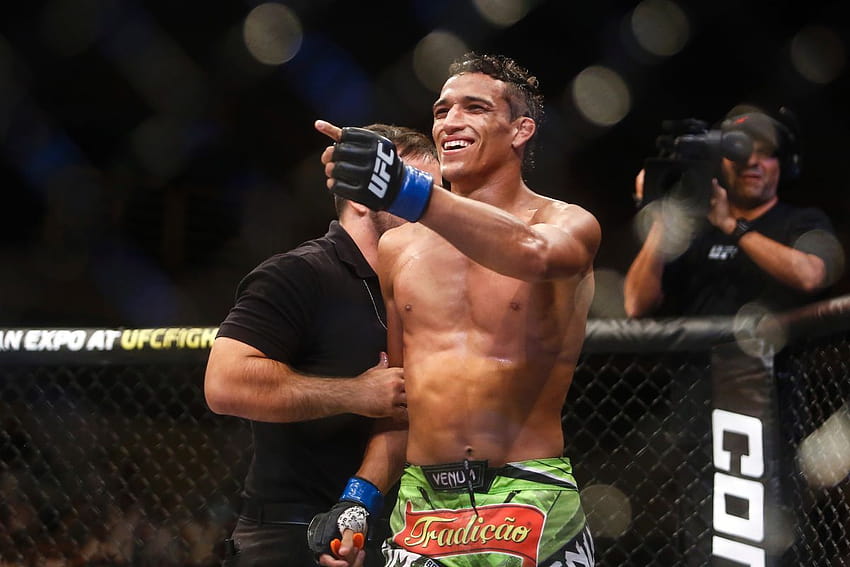 Manager clarifies Charles Oliveira's contract situation with the UFC HD wallpaper
