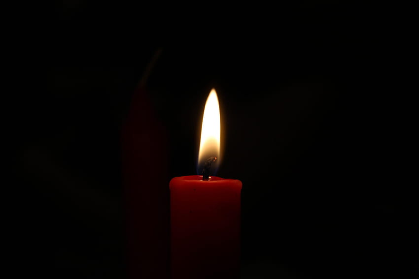 Candela rossa, candele, sfondi neri, rose e candele rosse natalizie Sfondo HD