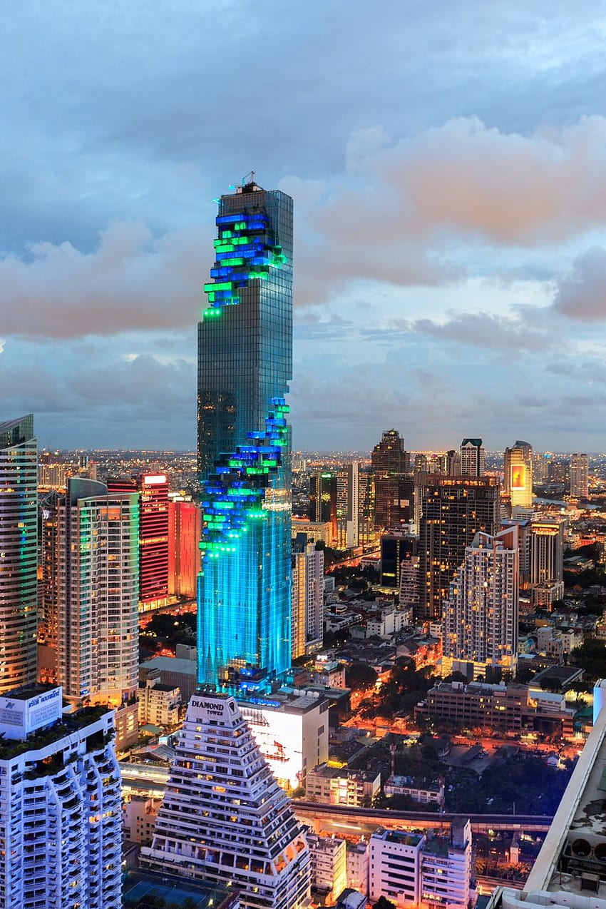El edificio más alto de Tailandia, MahaNakhon, brilla en el cielo de Bangkok con un edificio alto en Bangkok fondo de pantalla del teléfono