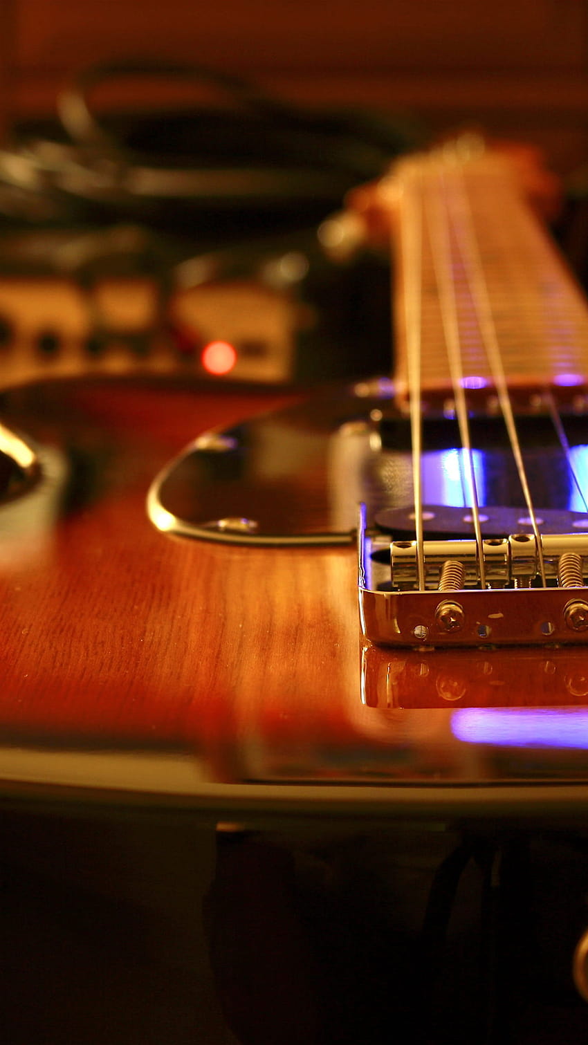 Braune Telecaster-Gitarre vor Black Marshal • Für Sie, braunes Handy HD-Handy-Hintergrundbild