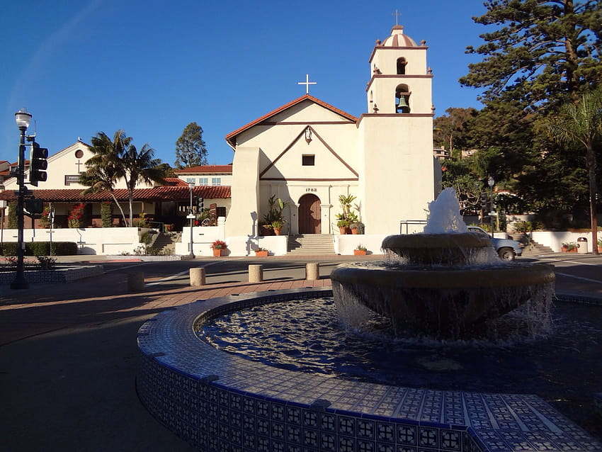 La missione San Buenaventura, fondata il 31 marzo 1782, è la nona missione fondata in California da Fra Junipero Serra. Sfondo HD