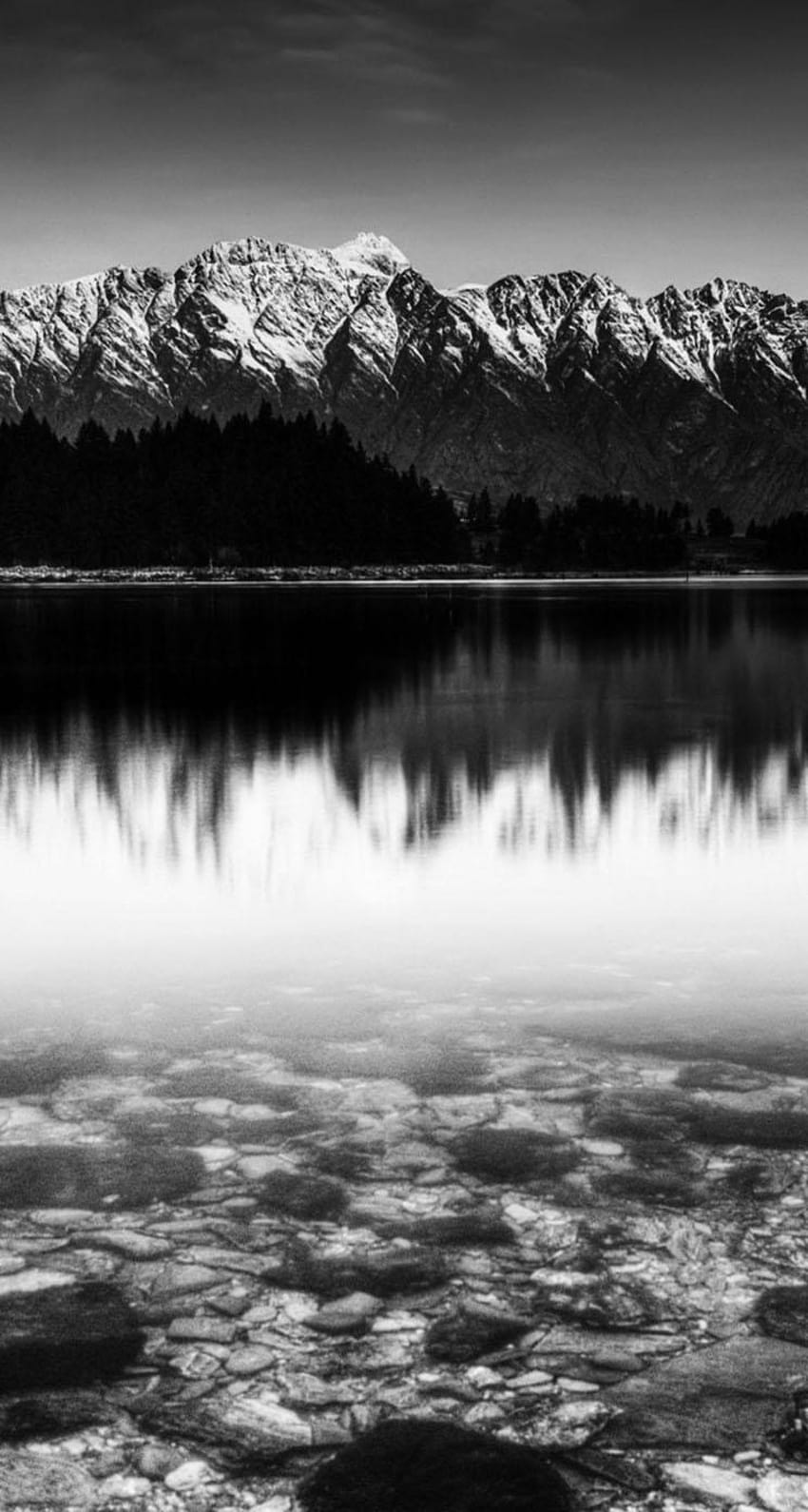 The iPhone » 黒と白の雪山の湖、水の反射黒と白 HD電話の壁紙