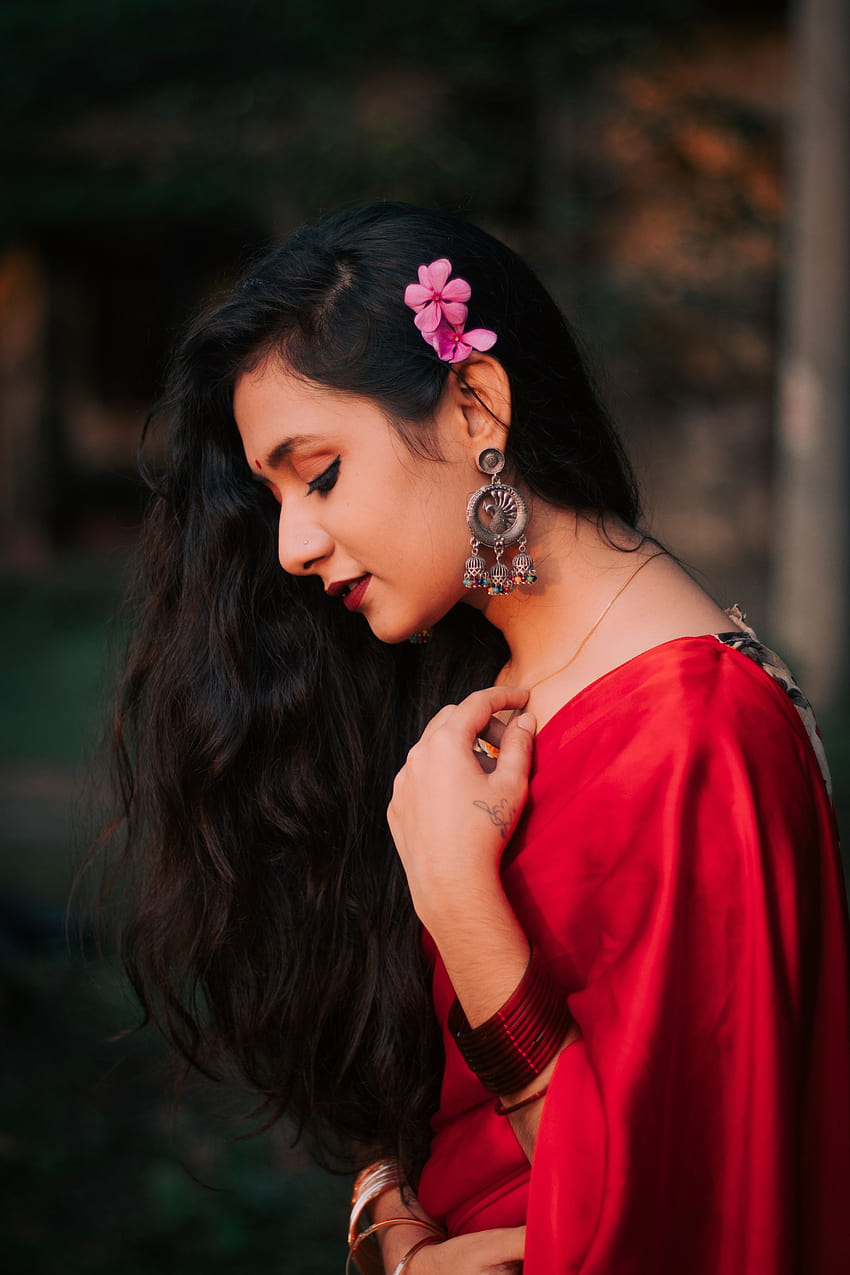 Saçında çiçekler olan sari güzel Hintli kadın · Stock, Hintli kız iphone HD telefon duvar kağıdı