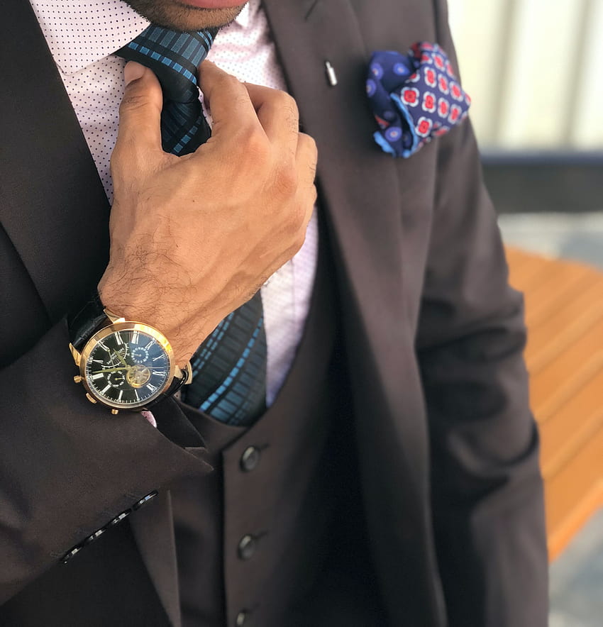Homem de paletó formal segurando a gravata · Estoque, terno masculino Papel de parede de celular HD