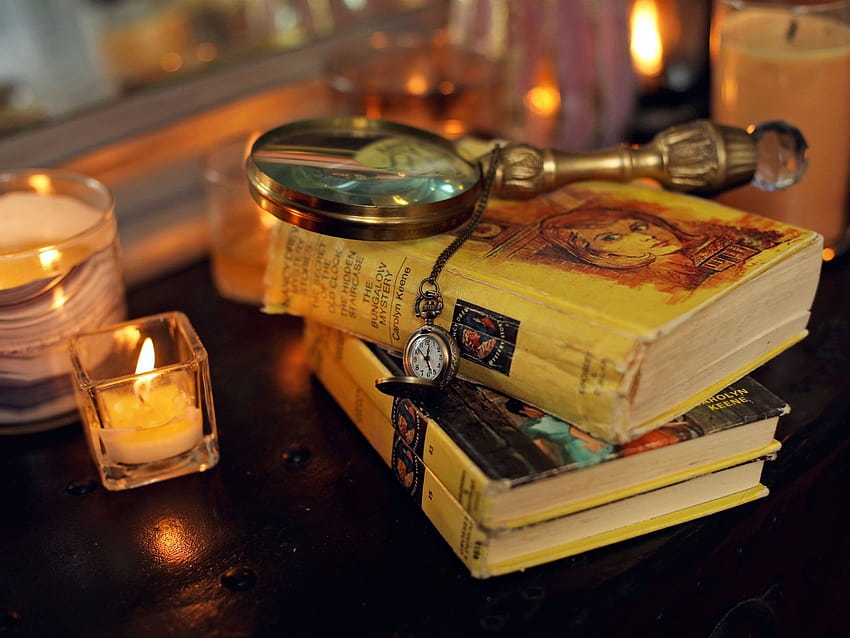 Książki, szkło powiększające, zegarek kieszonkowy, świece, fotos Tapeta HD