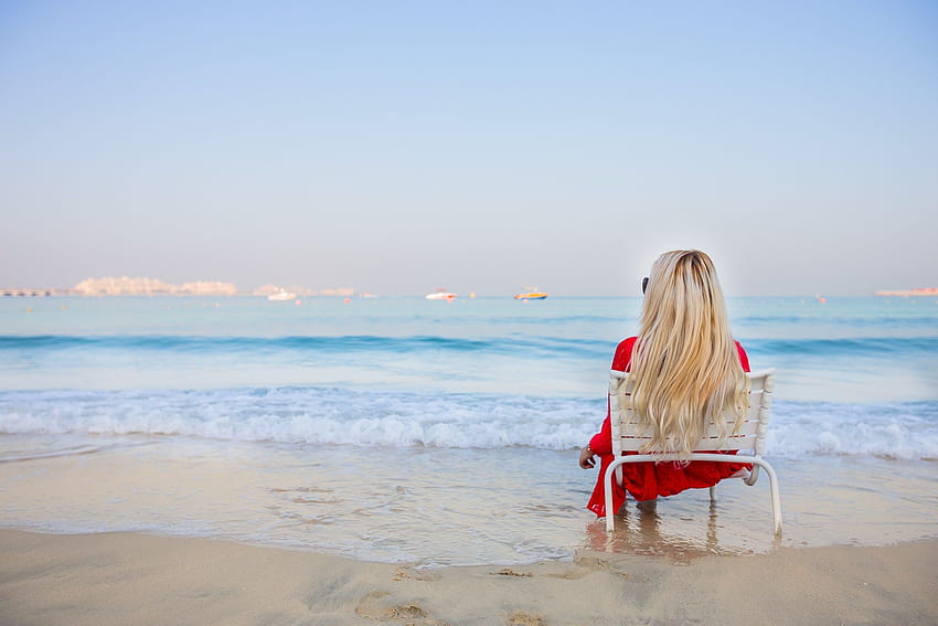 Blondynka, kobiety, posiedzenie, plaża, morze, krzesło, krzesło dla kobiet Tapeta HD