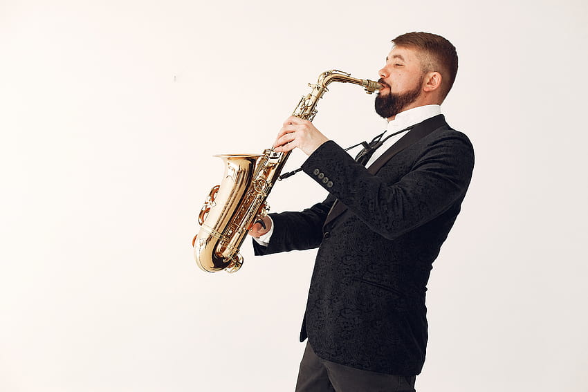 Hombre adulto tocando el saxofón durante el ensayo aislado sobre s blancos · Stock fondo de pantalla
