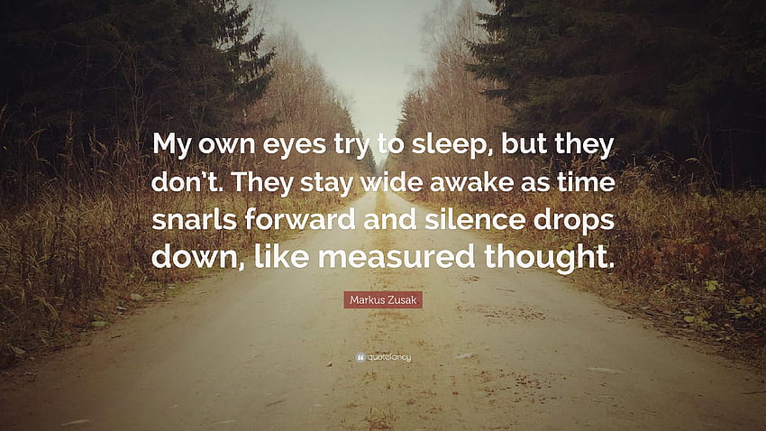 Цитат на Маркус Зусак: „Собствените ми очи се опитват да заспят, но не го правят. Те остават напълно будни, докато времето ръмжи напред и тишината се спуска надолу, като мярка...” HD тапет
