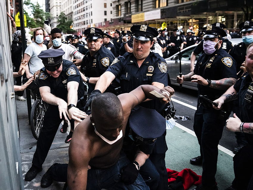 Fälle, in denen die Polizei exzessive Gewalt gegen friedliche Demonstranten anwendet, gehen viral HD-Hintergrundbild