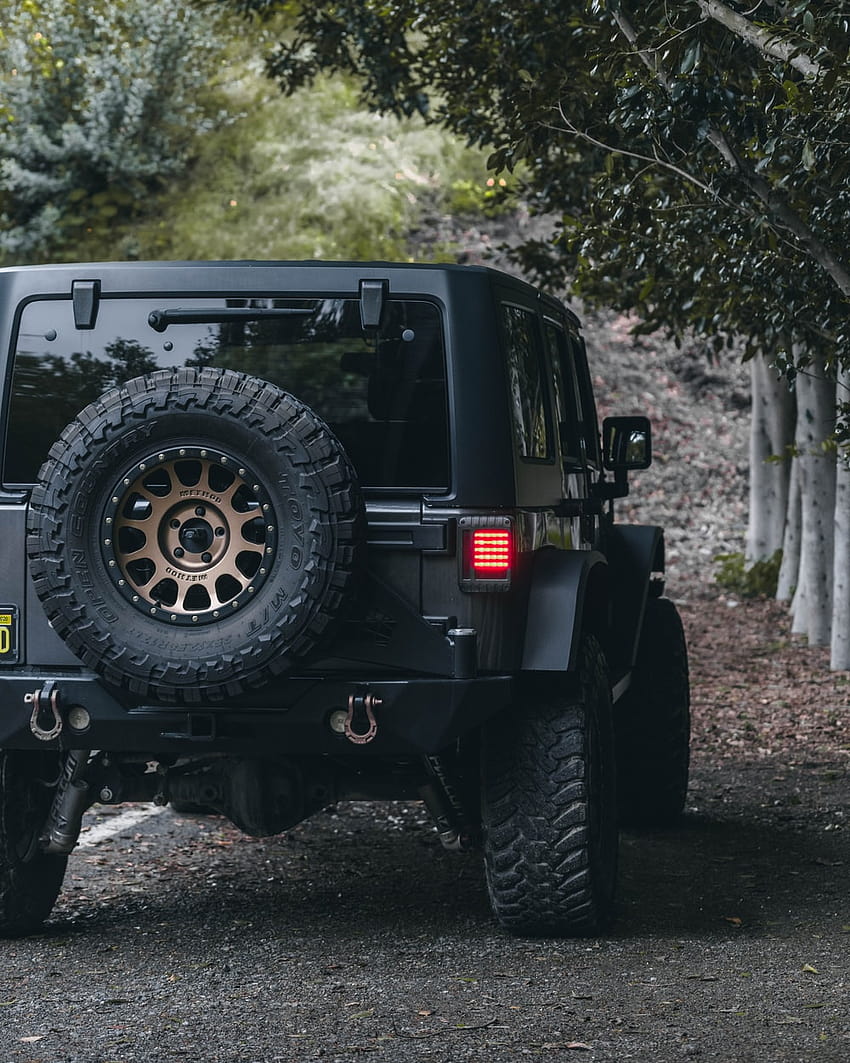 schwarzer Jeep Wrangler vor grauer Betonwand – Grau, Jeep tj HD-Handy-Hintergrundbild