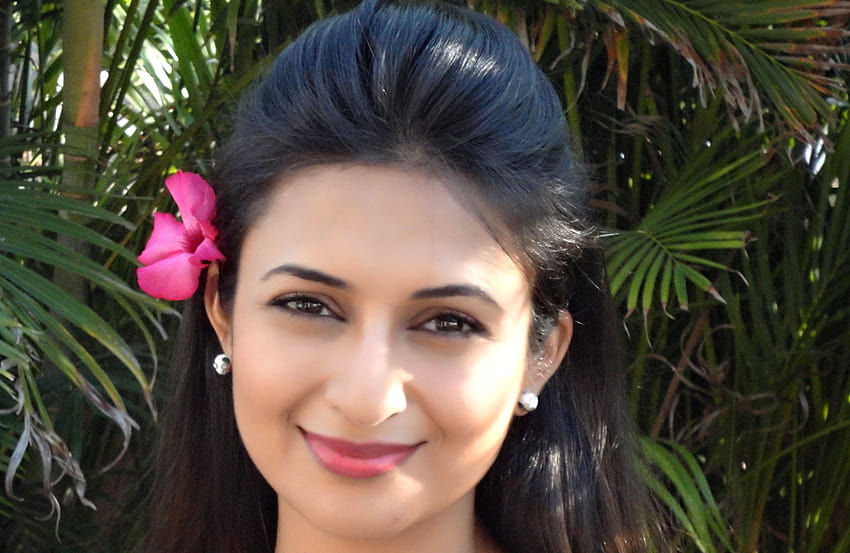 Divyanka Tripathi Sweet Smiling Face HD wallpaper