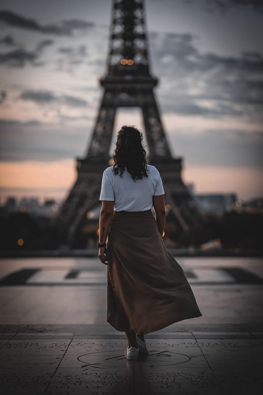 mujer de pie frente a la torre Eiffel –, chica paris fondo de pantalla del teléfono