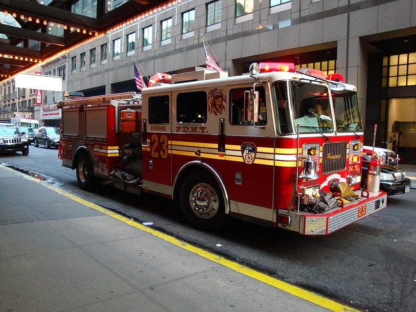 : Ratunek, Ciężarówka, walka z ogniem, strażak, transport publiczny, strażak, straż pożarna, urządzenie strażackie, pogotowie, pojazd uprzywilejowany 1024x768, ratownictwo pożarowe Tapeta HD