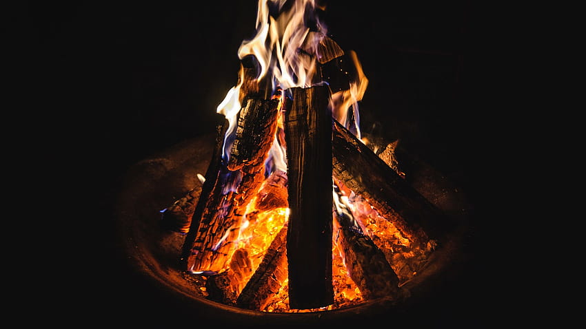 Uma fogueira é a chave para pendurar ao ar livre em clima frio, fogueira de inverno papel de parede HD