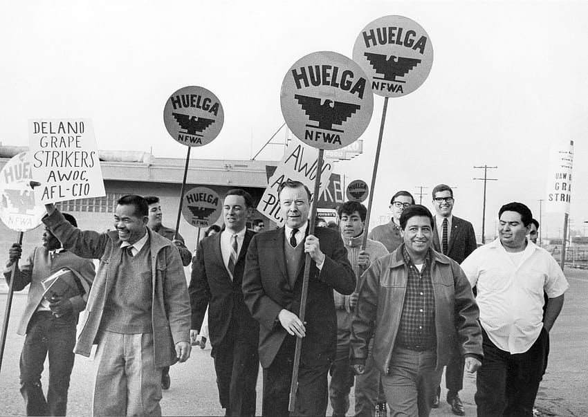 セザール チャベスは、1984 年のコモンウェルス クラブの演説で、農場労働者とラテン系アメリカ人に対する彼のビジョンを示しました – UFW 高画質の壁紙