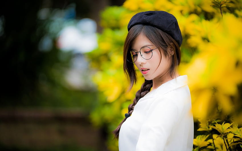 Chica asiática con gafas y una boina negra 1280x800, chicas gafas naturaleza belleza fondo de pantalla
