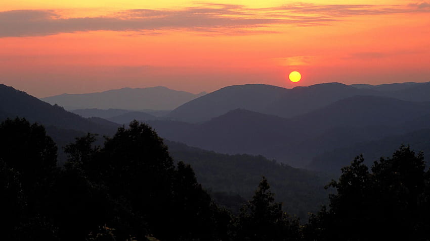Tidak, Saya Bukan Orang Selatan: Saya orang Amerika Appalachian, matahari terbenam di pegunungan berasap Wallpaper HD