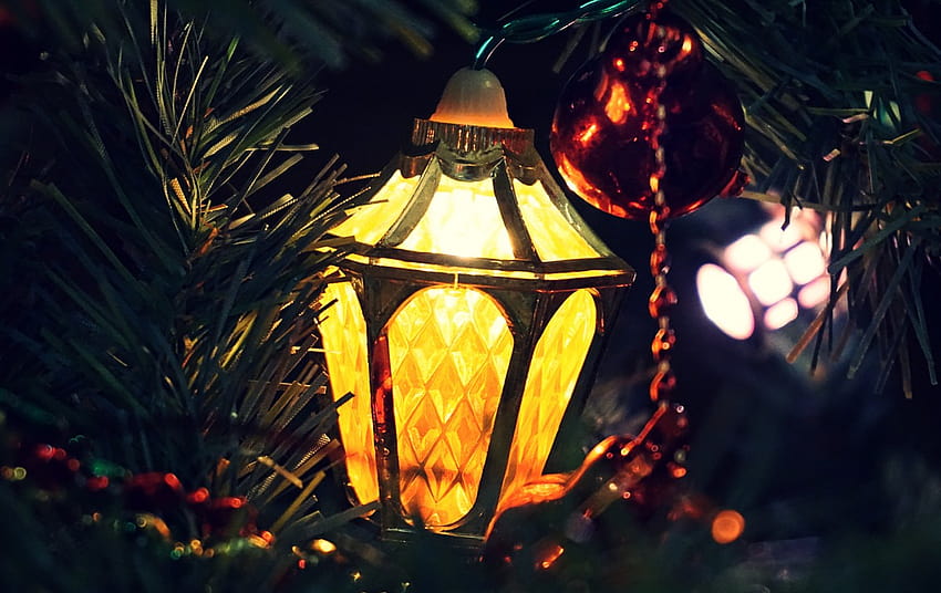 : decorazioni natalizie, festivo, lanterna, illuminazione, decorazione natalizia, luce, luci di Natale, evento, tradizione, notte, ornamento di natale, vacanza, festa, pianta, computer, albero di Natale, oscurità, arredamento 5159x3255, pino e luci di Natale Sfondo HD