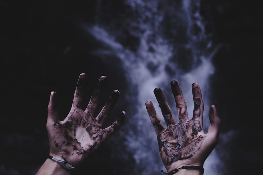 Personenhände mit schwarzen Flüssigkeiten – Henna, ästhetische Wasserhand HD-Hintergrundbild