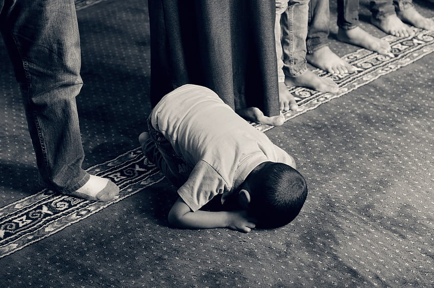 Kind betet Muslim, Muslim betet HD-Hintergrundbild