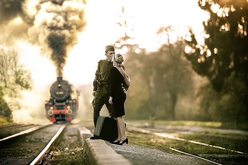 soldier Men lovers Locomotive young woman Trains Suitcase, military couples HD wallpaper