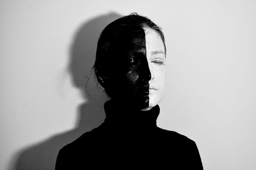 Kobieta z twarzą pomalowaną ręcznie na czarno i pół na biało · Stock, ludzka połowa twarzy Tapeta HD