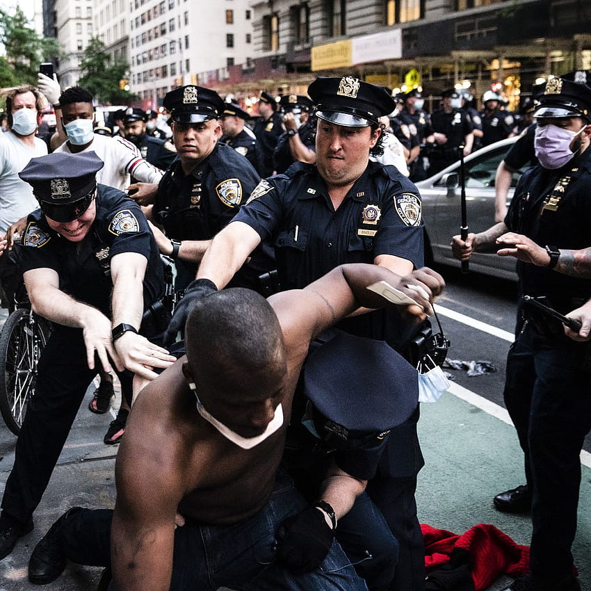 des policiers utilisant une force excessive contre des manifestants pacifiques deviennent viraux Fond d'écran de téléphone HD