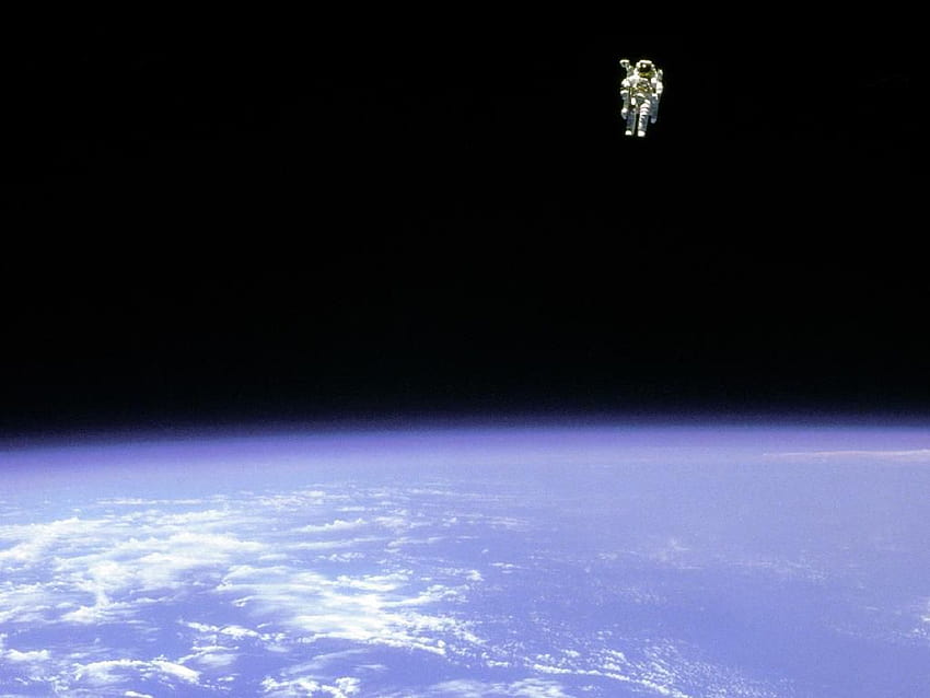 Bruce McCandless 'Erschreckender Astronaut, der im Weltraum fliegt HD-Hintergrundbild