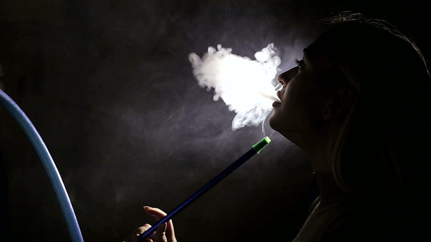 Sylwetka dziewczyny, która pali fajkę wodną na czarnym tle, dym z fajki wodnej Tapeta HD