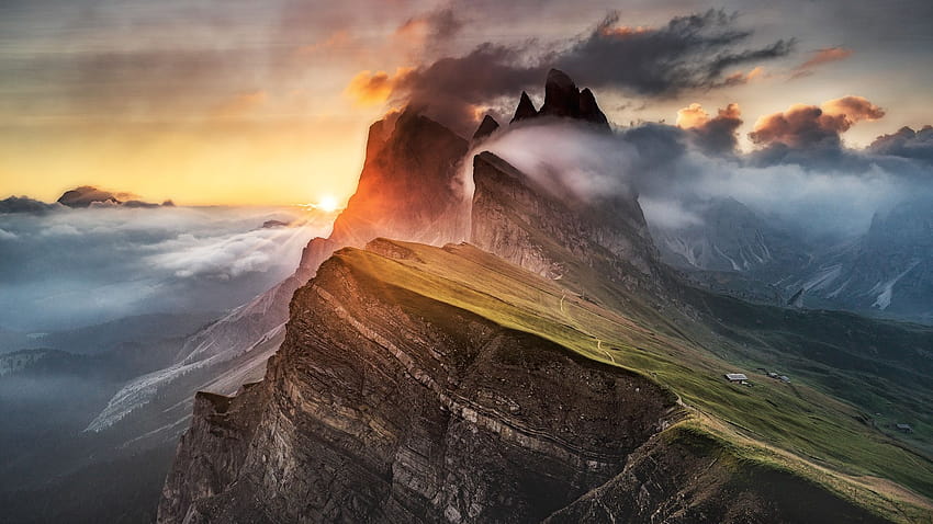 Seceda, Italia, Dolomity, Alpy, Góry, Chmury, Mgła, widok na szczyt seceda Tapeta HD