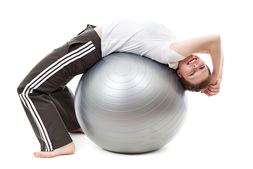 Mulher com camisa de boné branco na Stability Ball · Estoque, equipamentos de ioga papel de parede HD