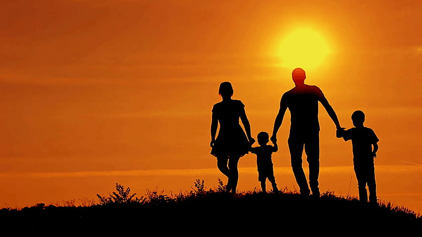 Siluetas de familia feliz corriendo en un de puesta de sol Stock fondo de pantalla
