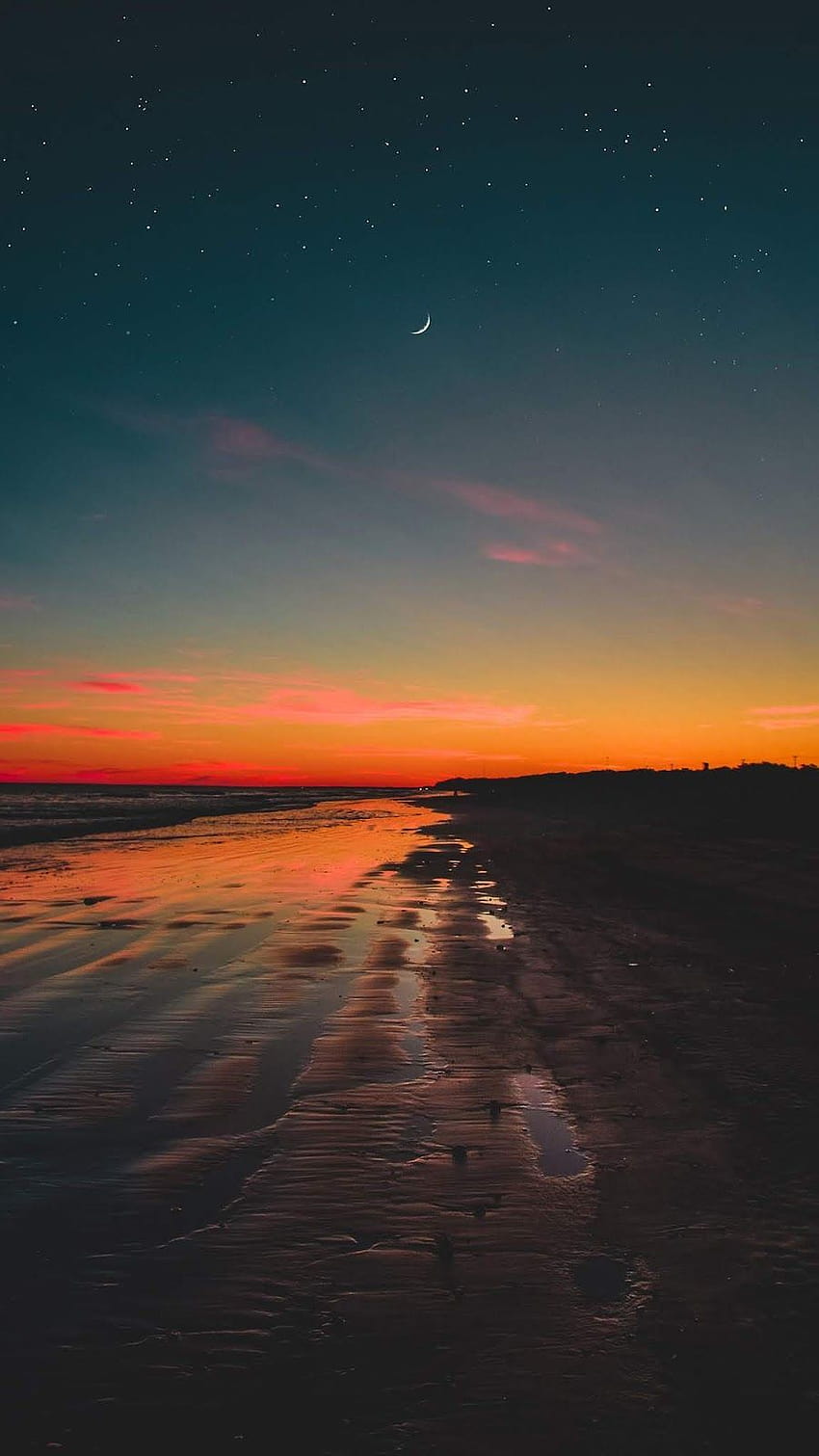 Luna crescente nel tramonto, spiaggia crescente Sfondo del telefono HD