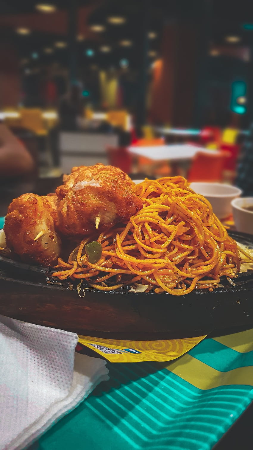 spageti dan piring ayam goreng di atas meja – Makanan di atas, mie ayam wallpaper ponsel HD