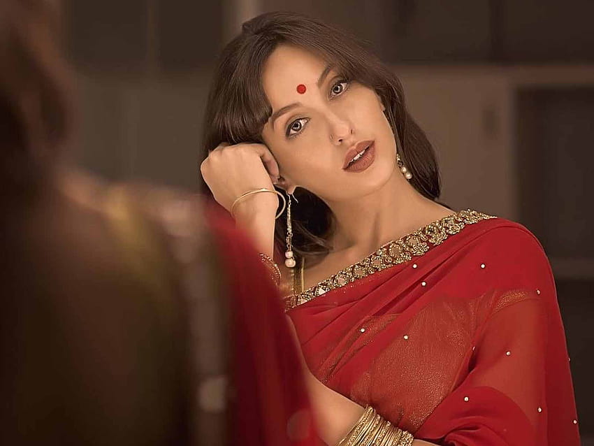 Nora Fatehi look chaud en sari rouge Fond d'écran HD