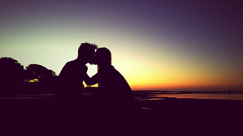 Sylwetka mężczyzny i kobiety całujących się podczas zachodu słońca, pocałunek w usta mężczyzn i kobiet Tapeta HD